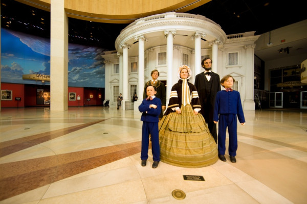 Estatua de Abraham Lincoln y su familia frente a la Casa Blanca