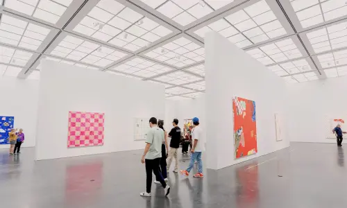 Un grupo de personas recorre las exposiciones del Museo de Arte Contemporáneo Chicago