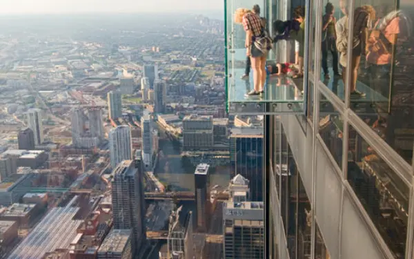 Gente de pie en The Ledge, una caja de cristal con vistas a Chicago en la Willis Tower