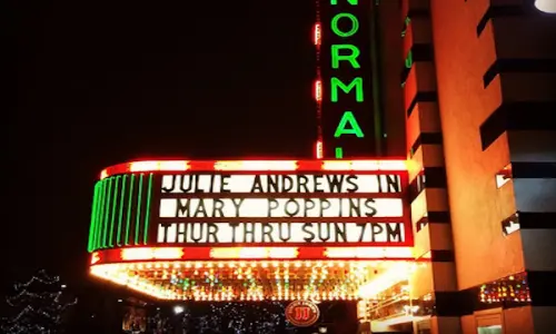 El exterior de los Teatros Normales con luces