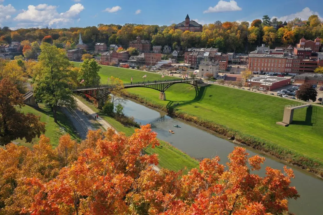 Un día de otoño en Galena, follaje naranja y gente en kayak en un río