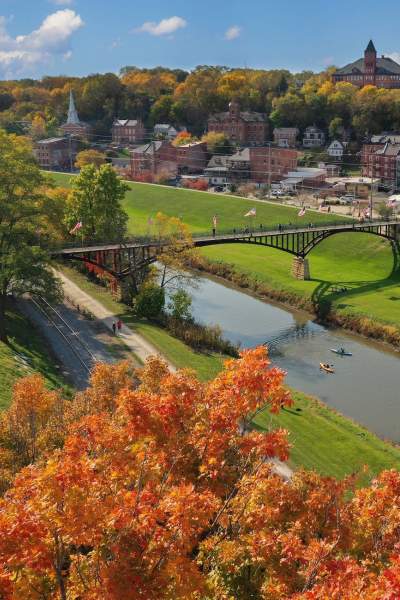 Un día de otoño en Galena, follaje naranja y gente en kayak en un río