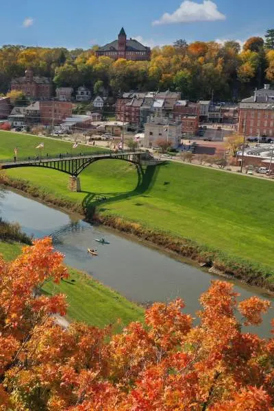 Un día de otoño en Galena, follaje naranja y gente en kayak en un río