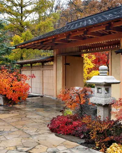 Entrada a los Jardines Japoneses de Anderson durante el otoño.