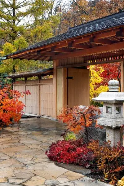 Entrada a los Jardines Japoneses de Anderson durante el otoño.