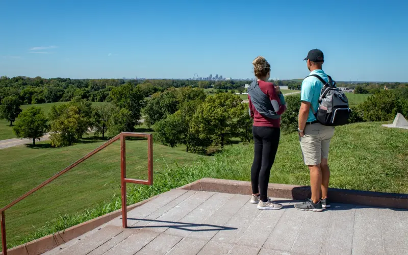 Una pareja mirando y vista del paisaje