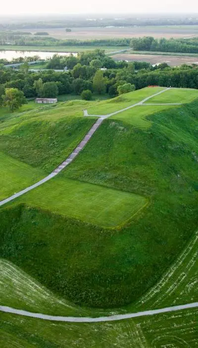 Vista aérea de las verdes colinas de Cahokia Mounds