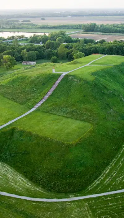 Vista aérea de las verdes colinas de Cahokia Mounds