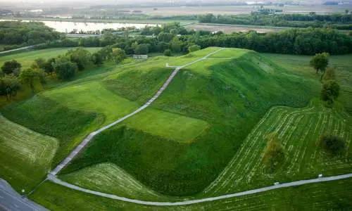 Vista aérea de las verdes colinas de los montículos de Cahokia