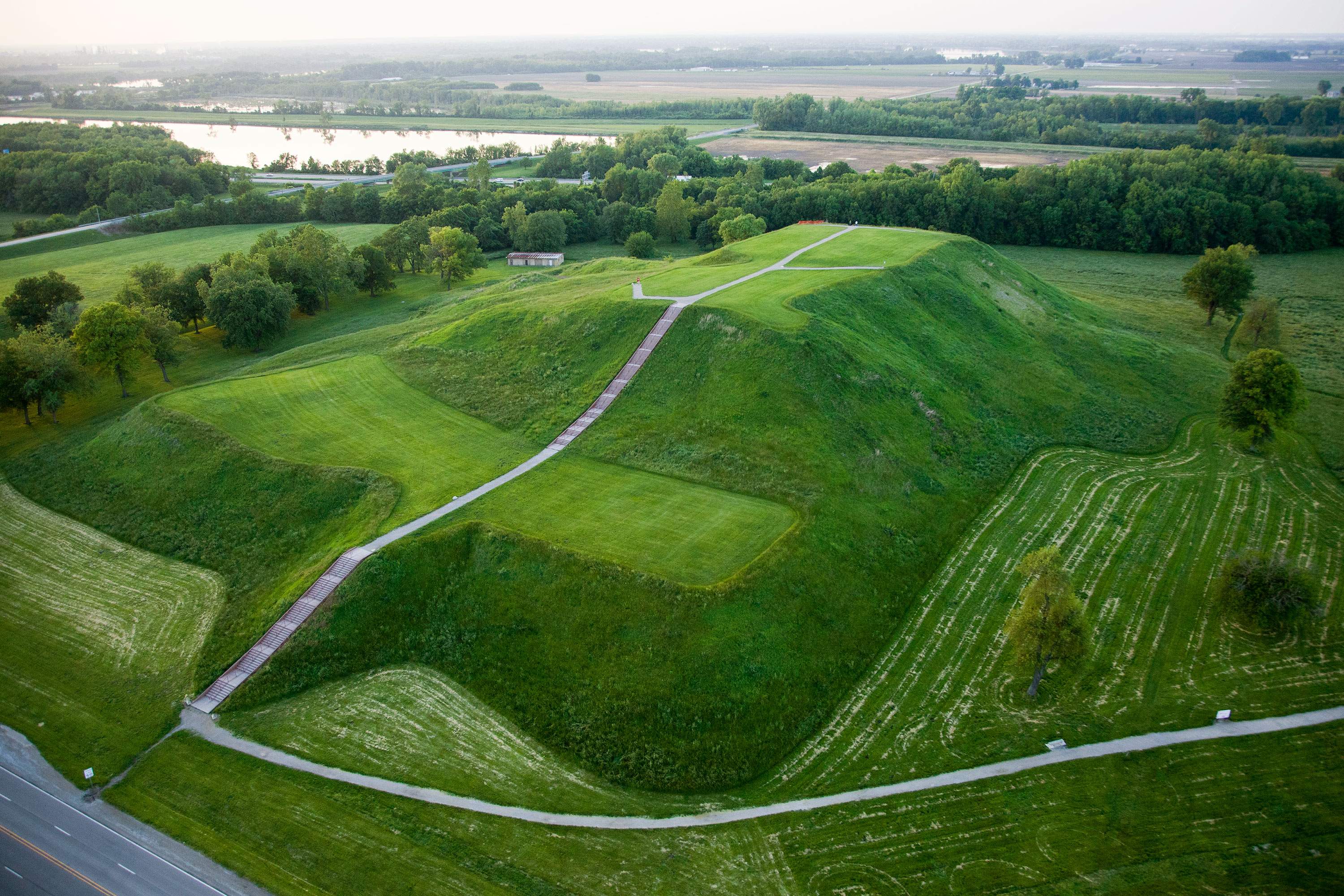 Vista aérea de las verdes colinas de los montículos de Cahokia