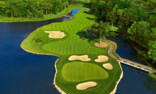 Campo de golf rodeado de agua