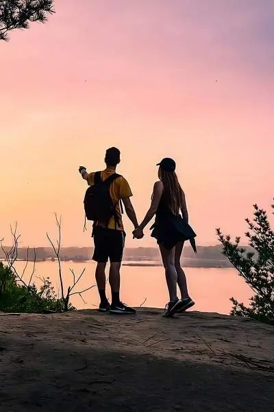 Una pareja se asoma a un río en el Buffalo Rock Sate Park de Ottawa