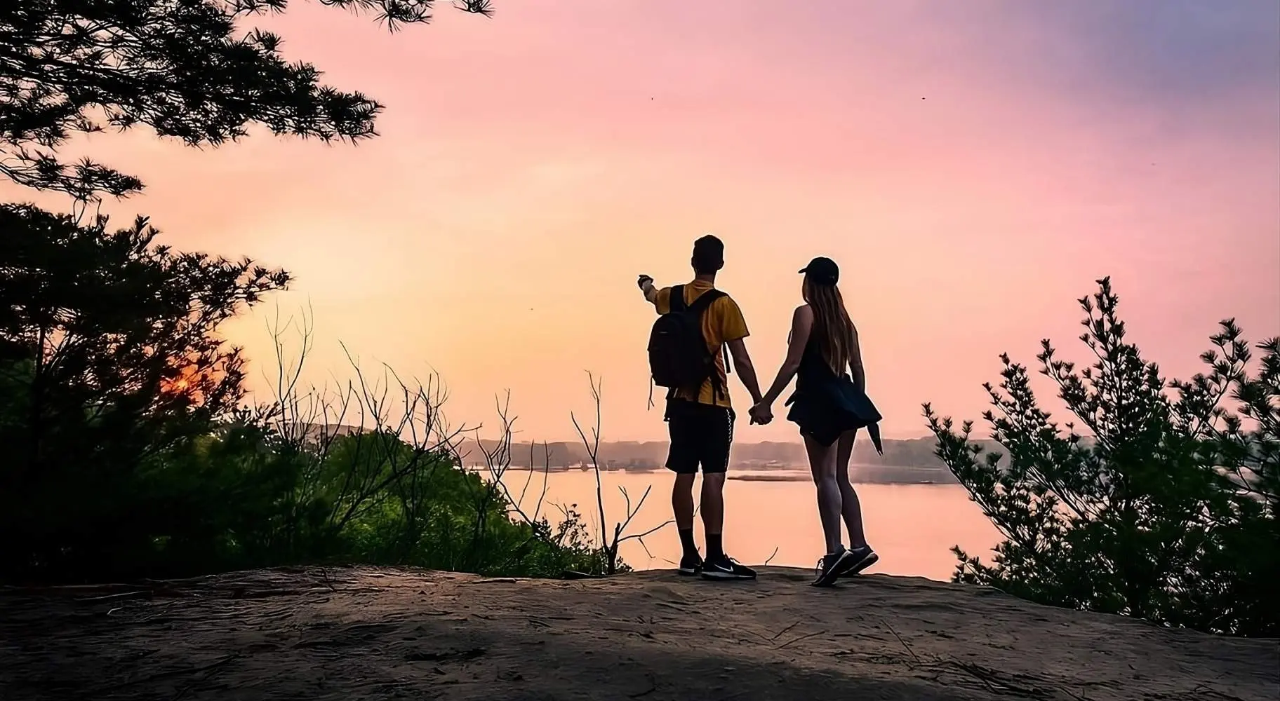 Una pareja se asoma a un río en el Buffalo Rock Sate Park de Ottawa