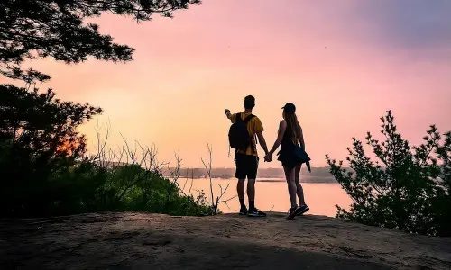 Una pareja se asoma a un río en el Buffalo Rock Sate Park de Ottawa
