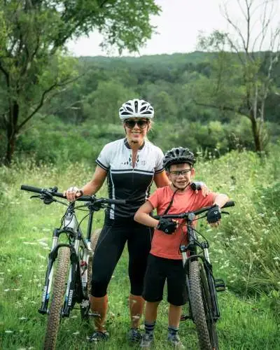 Una madre y su hijo con sus bicicletas en Rockford