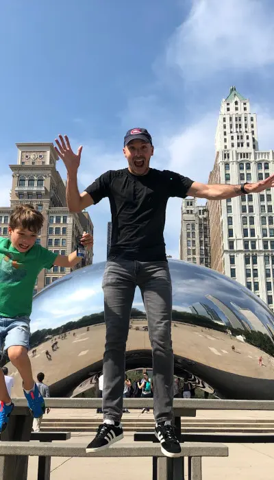 Padre e hijo saltando delante del Bean 