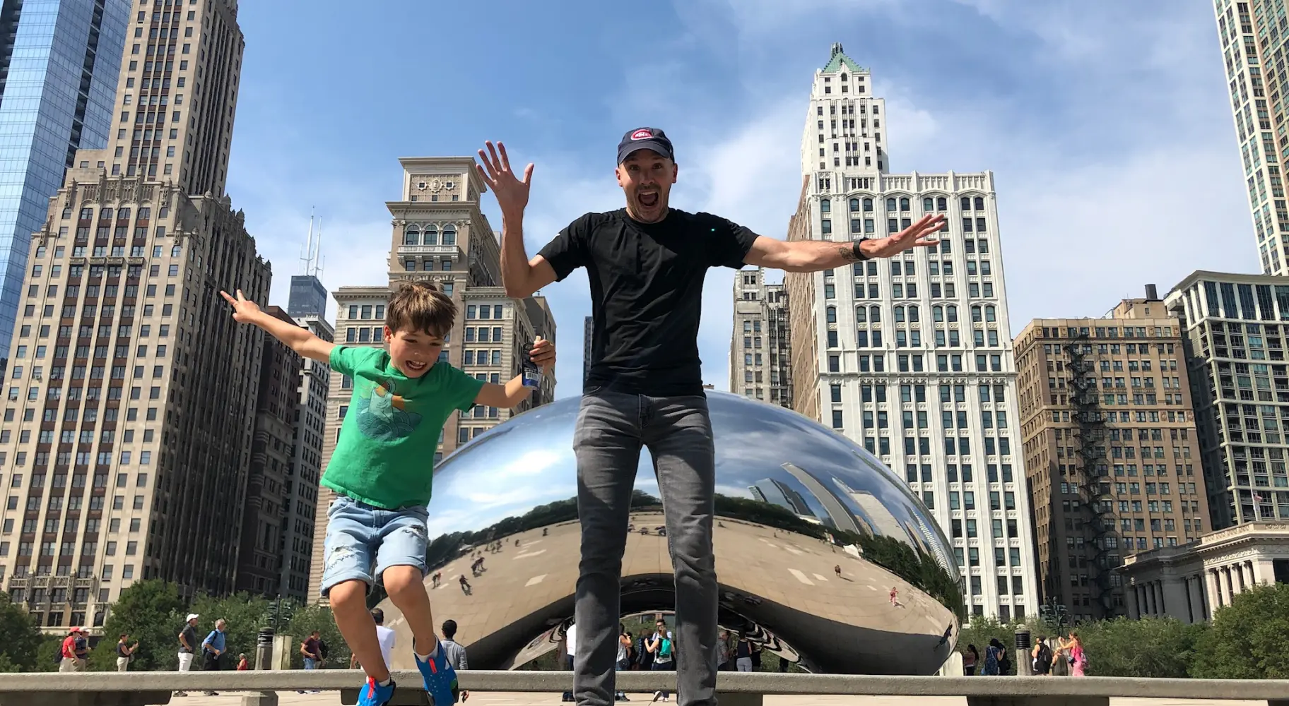 Padre e hijo saltando delante del Bean 