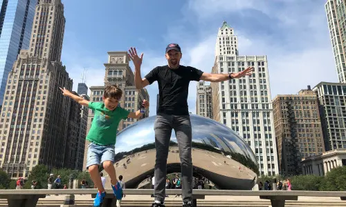 Padre e hijo saltando delante del Bean