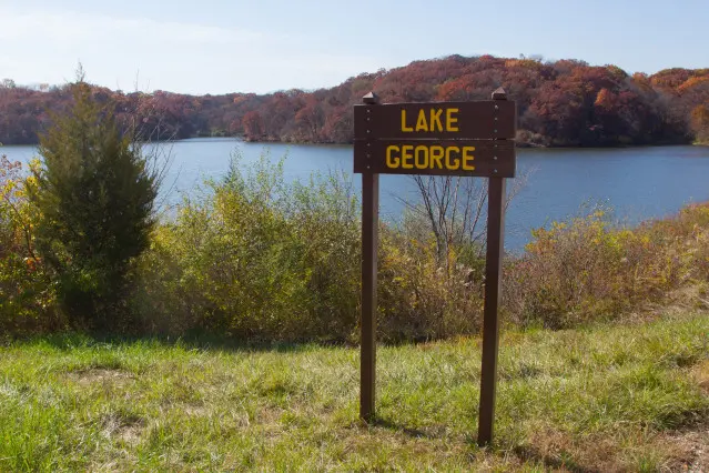 Un lago con un cartel