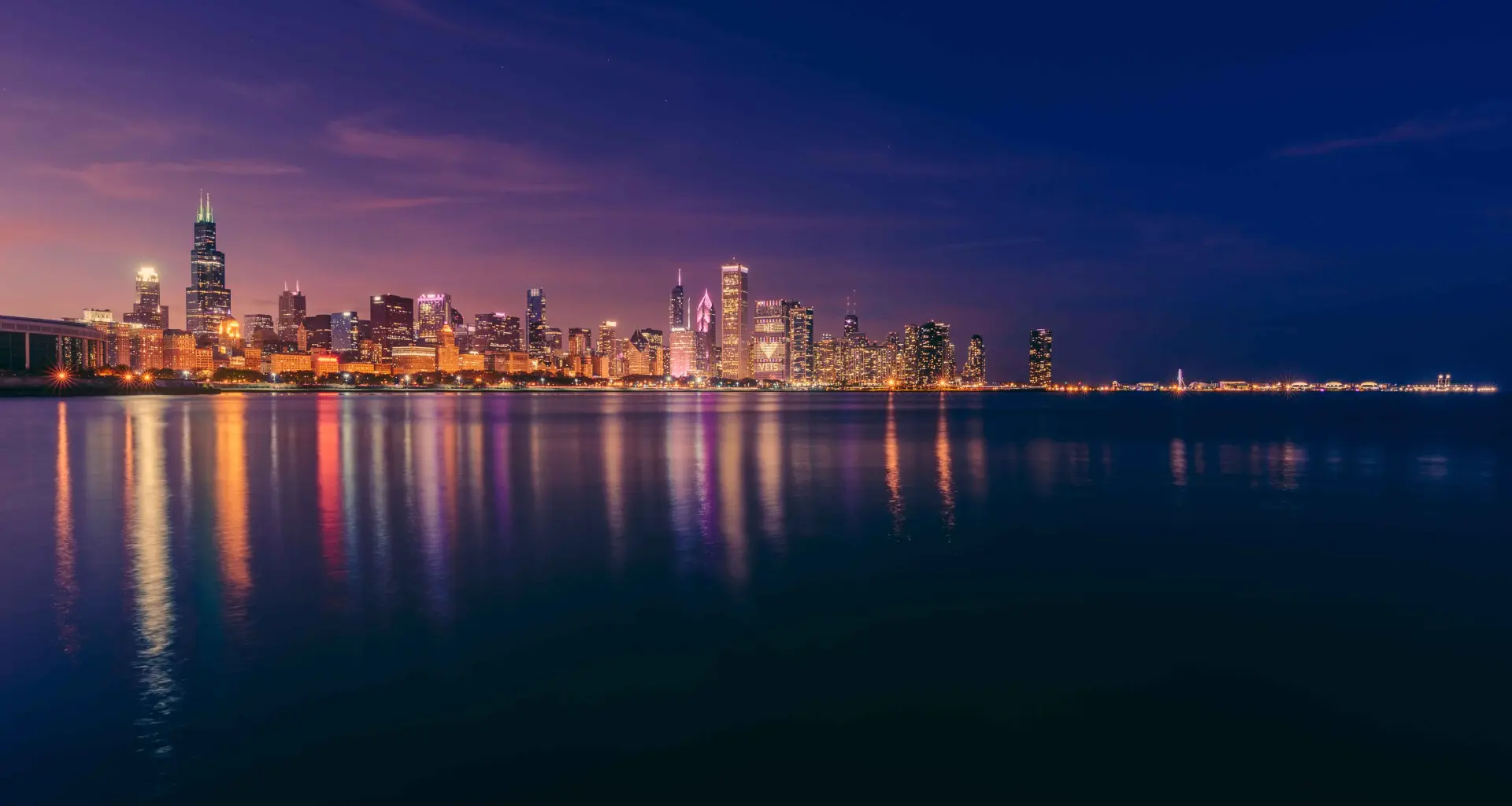 Vista nocturna del lago y el skyline Chicago