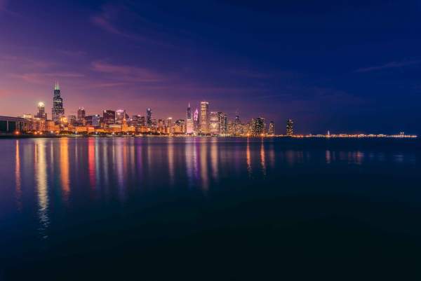 Vista nocturna del lago y el skyline de Chicago