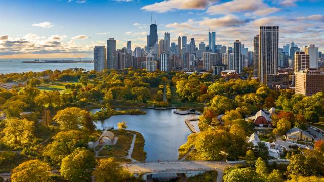 El horizonte de Chicago y el parque Lincoln al amanecer