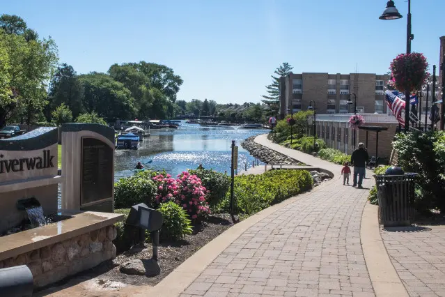 Paseo junto al río