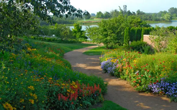 Precioso sendero ajardinado en el Jardín Botánico Chicago .