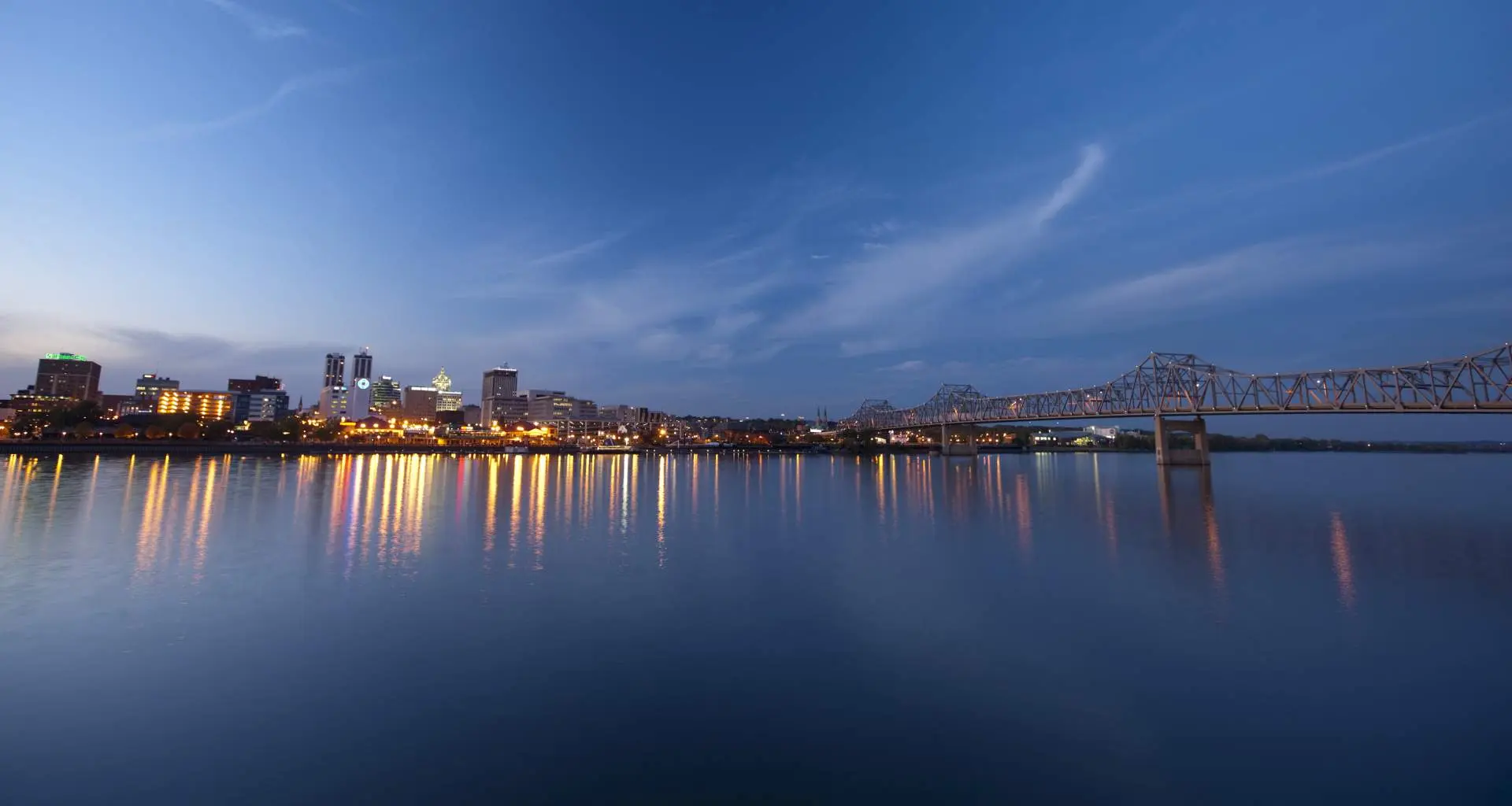 Río con ciudad y luces detrás
