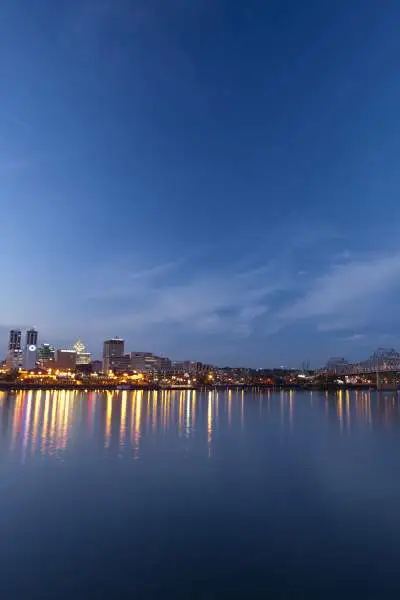 Río con ciudad y luces detrás