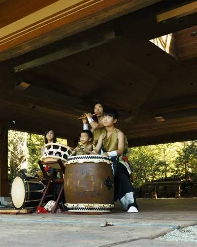 Un grupo actúa en los Jardines Japoneses Anderson de Rockford