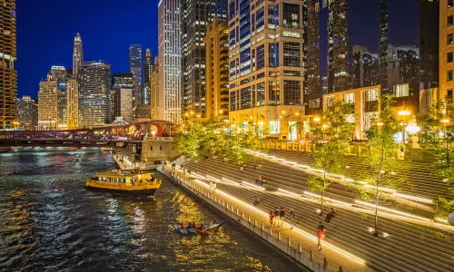 Vista nocturna del paseo fluvial Chicago
