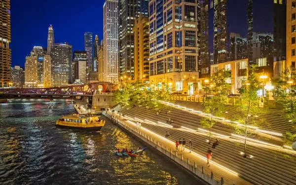 Vista nocturna del paseo fluvial Chicago