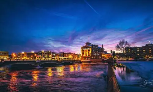 Paseo marítimo de Saint Charles al atardecer.