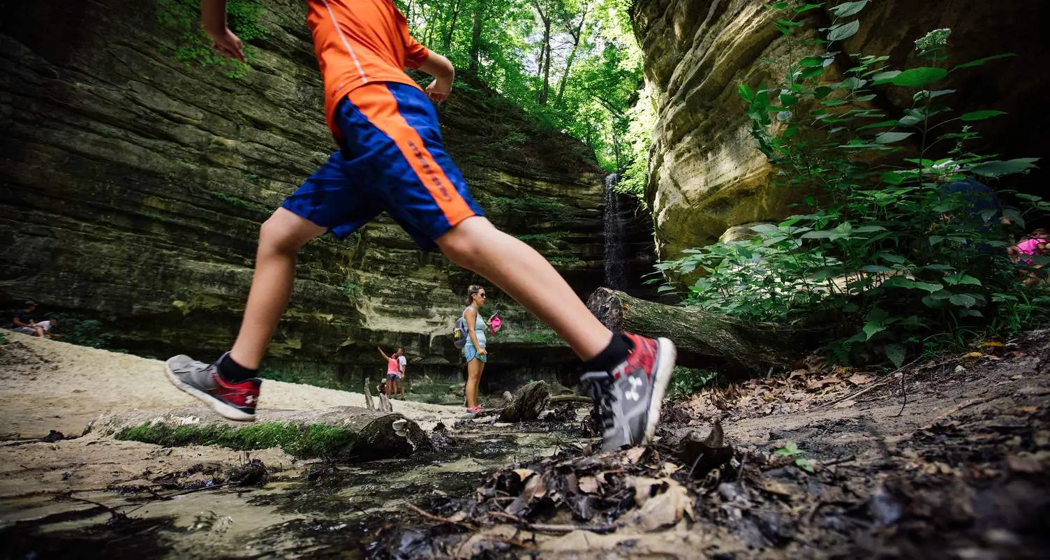 niños pagando con rocas a cada lado 