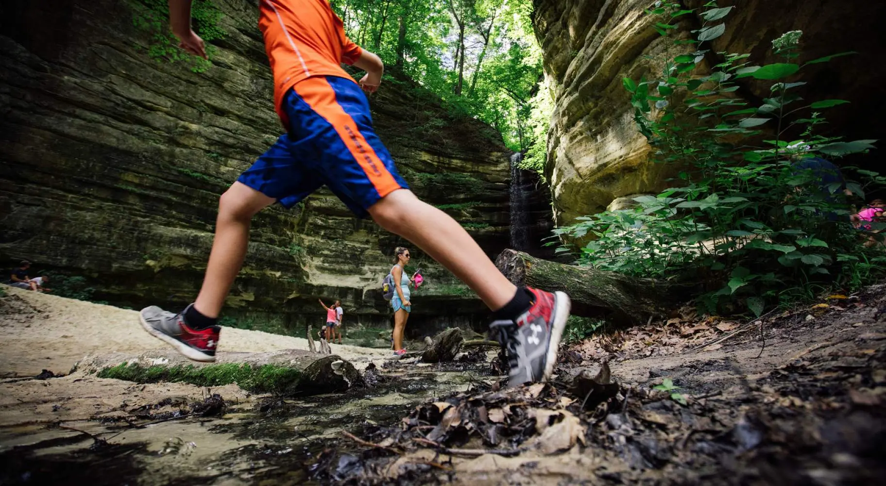 niños pagando con rocas a cada lado 