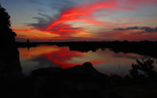 Una hermosa puesta de sol sobre los ríos fox e illinois en ottawa