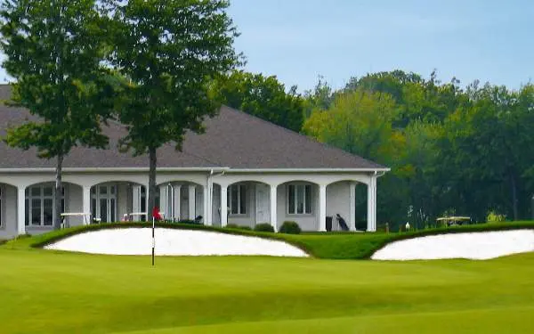 Un edificio y un campo de golf enfrente