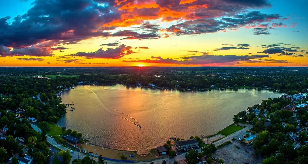 Vista aérea de Diamond Lake al atardecer