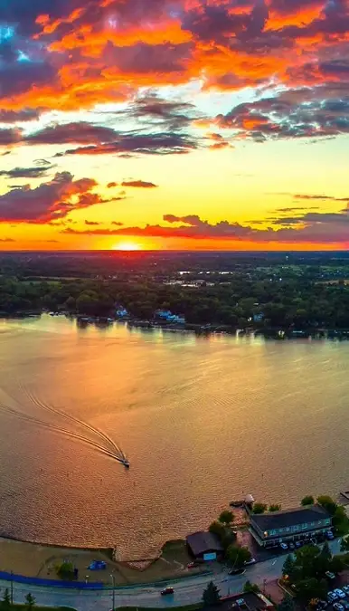 Vista aérea de Diamond Lake al atardecer