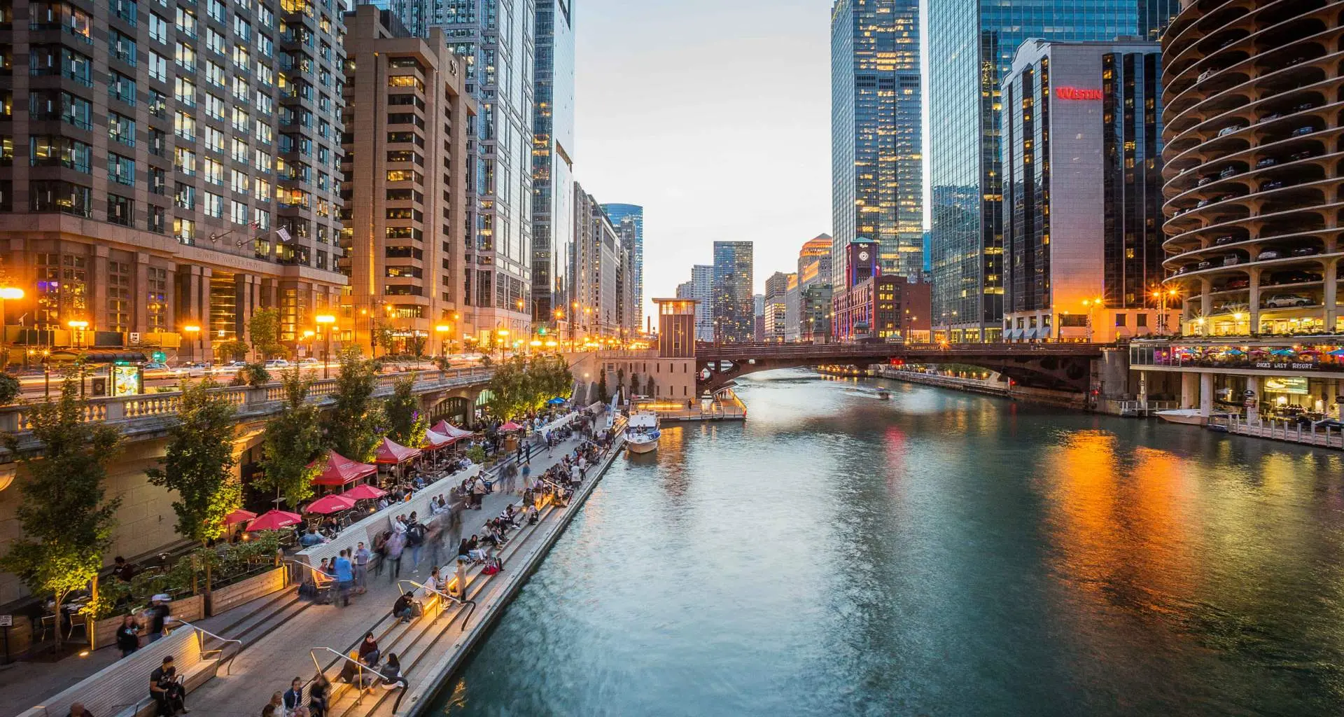 Vista del río Chicago con rascacielos
