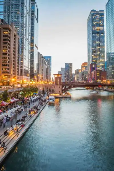 Vista del río Chicago con rascacielos