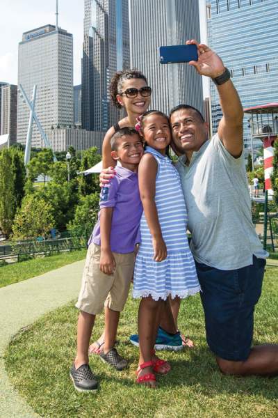 Una familia se hace un selfie en el parque Maggie Daley de Chicago.