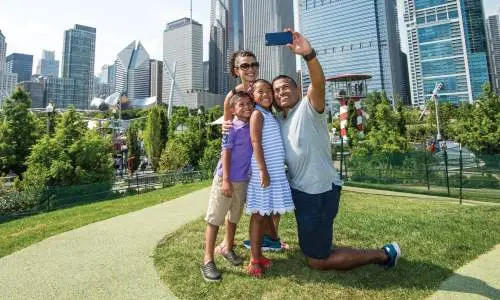 Una familia se hace un selfie en el parque Maggie Daley Chicago.