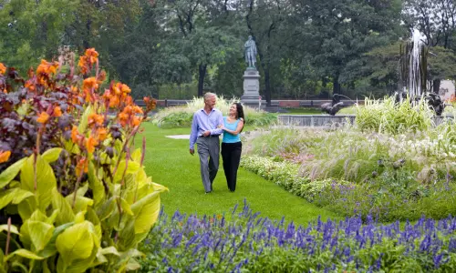 Pareja paseando por el jardín