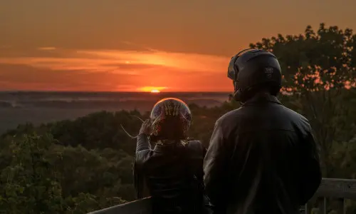 Dos ciclistas con vistas al Parque Estatal Pere Marquette al atardecer