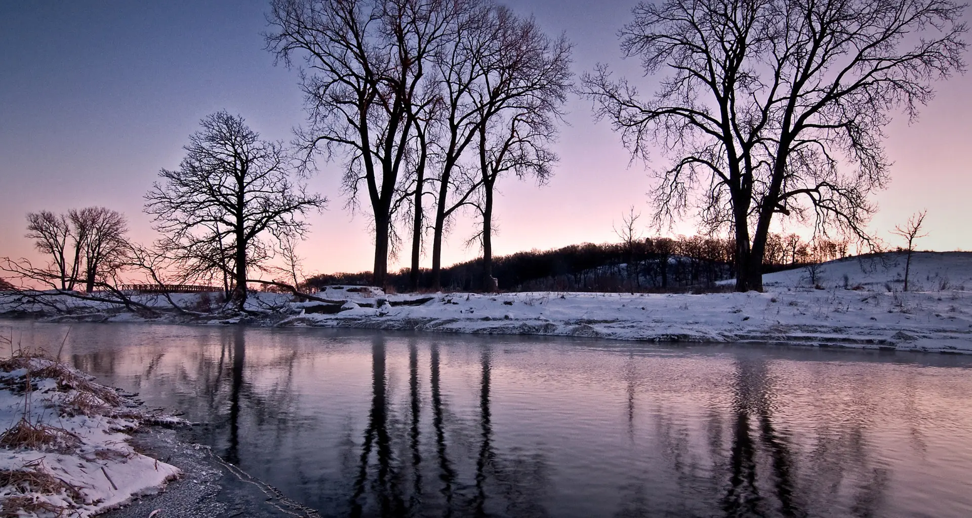 Las orillas nevadas del arroyo Nippersink al atardecer, en Glacial Park, condado de McHenry.
