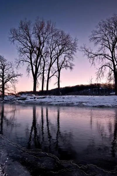 Las orillas nevadas del arroyo Nippersink al atardecer, en Glacial Park, condado de McHenry.