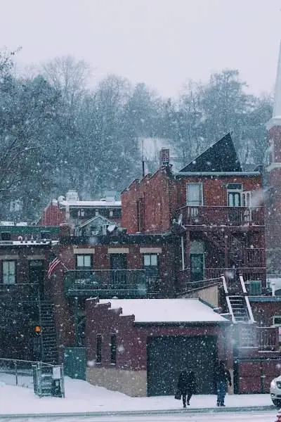 Nieve que cae sobre los edificios 