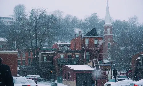 Nieve que cae sobre los edificios